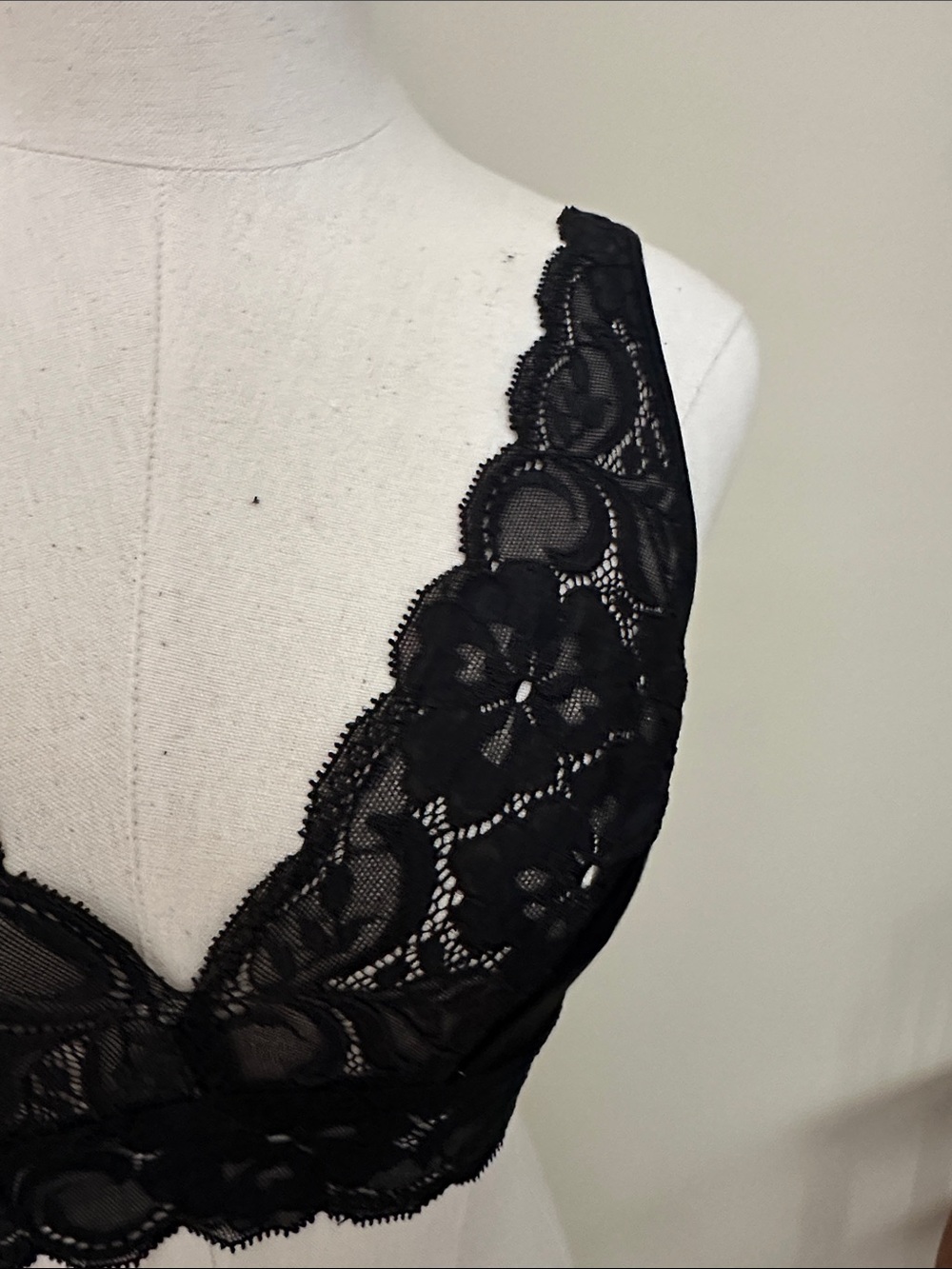 Hanro Black Floral Lace V-Neck Bralette - Picture 3 of 4